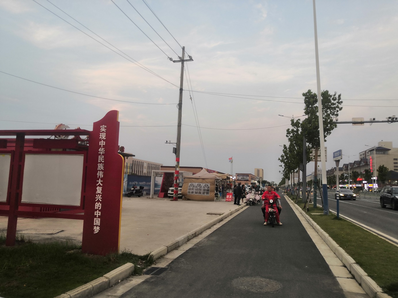 傍晚的时候路边理发一条街也是一条风景